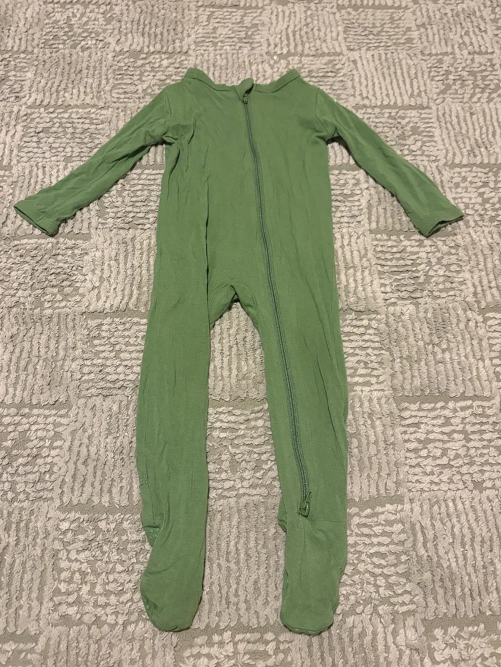 Kyte Baby Footed One-Piece Zipper Pajamas 6-12M in Palm color